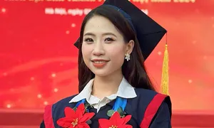 Nữ sinh bỏ học Ngân hàng, thành thủ khoa ngành Cải lương